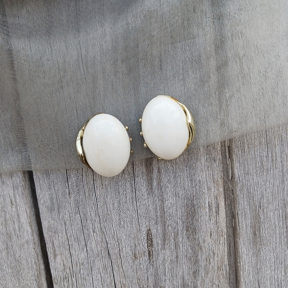 Vintage Oval Milk Glass Silver Tone Clip On Earrings - Picture 1 of 5